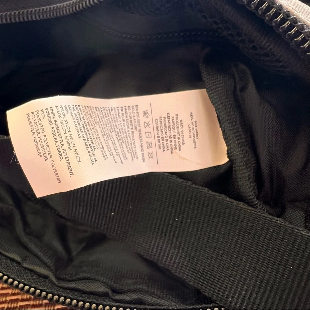 Urban Outfitters NWT Ripstop Rectangular Crossbody Pouch Gray W/Black Strap - Picture 10 of 10